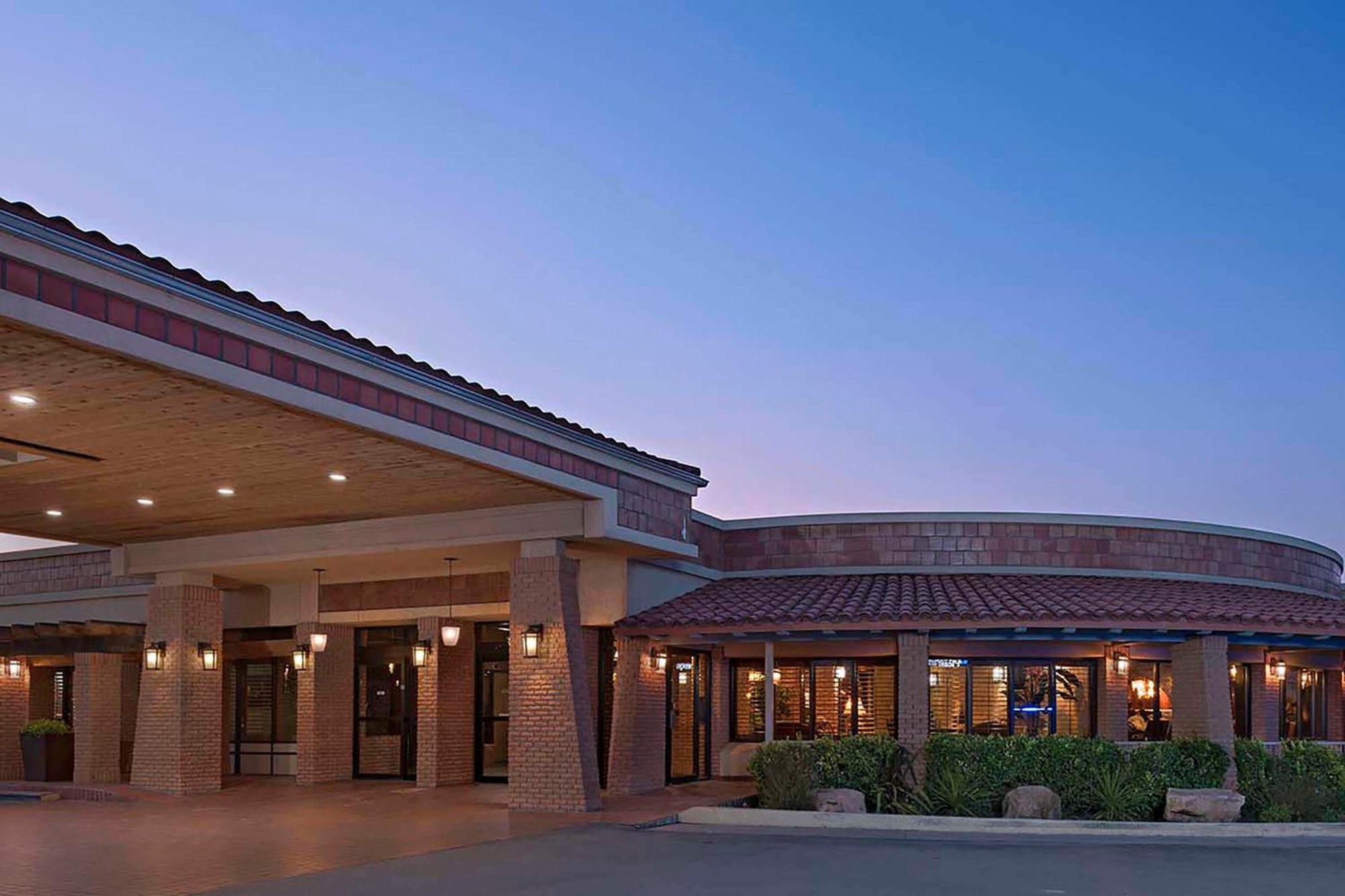 Stevens Inn A Howard Johnson By Wyndham Carlsbad Exterior photo