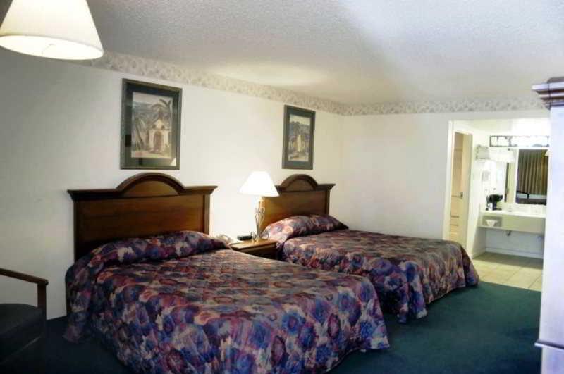 Stevens Inn A Howard Johnson By Wyndham Carlsbad Room photo