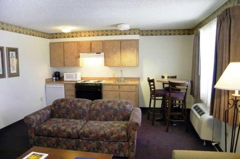 Stevens Inn A Howard Johnson By Wyndham Carlsbad Room photo